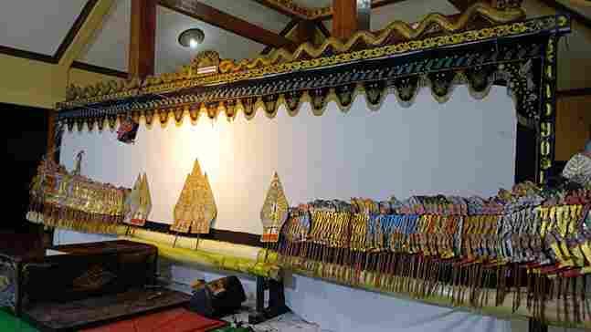 Dalang Wayang Kulit "Wahyu Laras"
