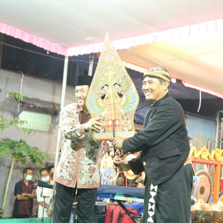 Dalang Wayang Kulit "Joyo Laras"
