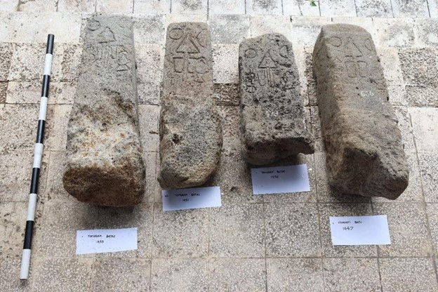 4 BUAH TONGGAK BATAS