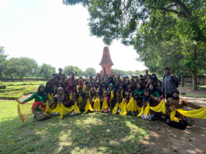 Outing Class SDN Banjarsari 2 di Candi Bajang Ratu
